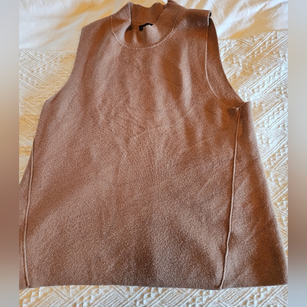 Banana Republic tank size lg